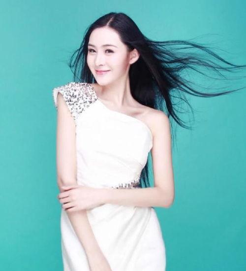 张颖个人资料照片,魅力四溢，风采独具的杰出人物